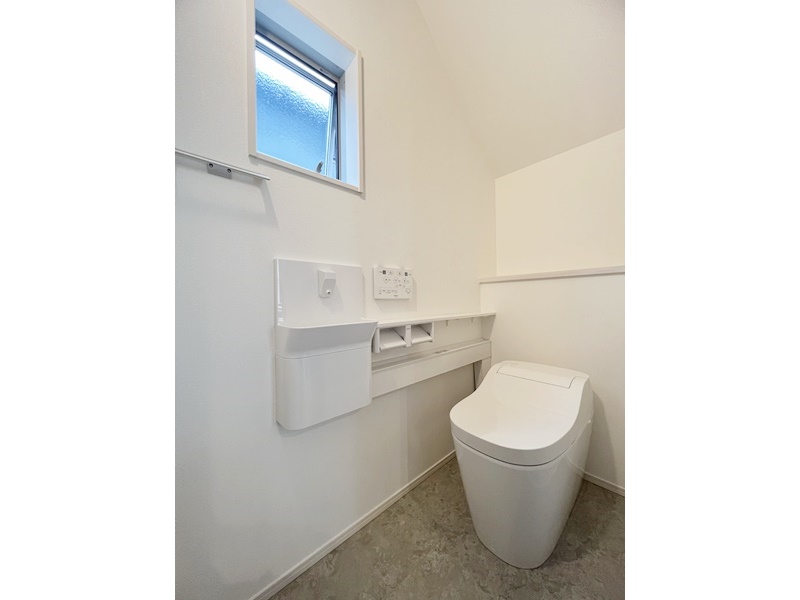 2号地　1階トイレはPanasonicのアラウーノを使用！２種類の泡で汚れをしっかり落とす激落ちバブルで、面倒なトイレ掃除の時間を減らし毎日清潔に保つことで家事時間を節約！